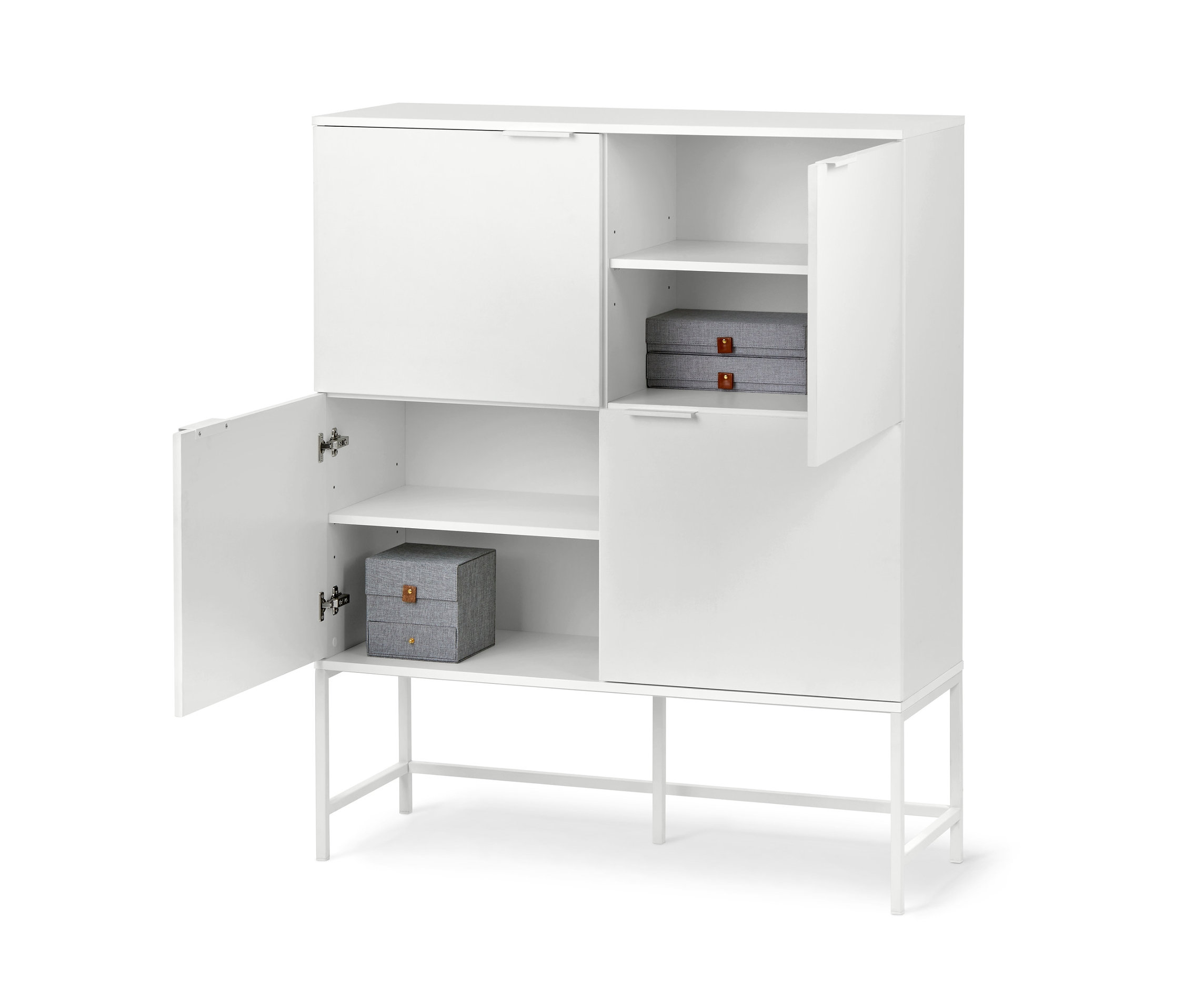 Ein weißes Highboard mit offenen und geschlossenen Türen und grauen Aufbewahrungsboxen.