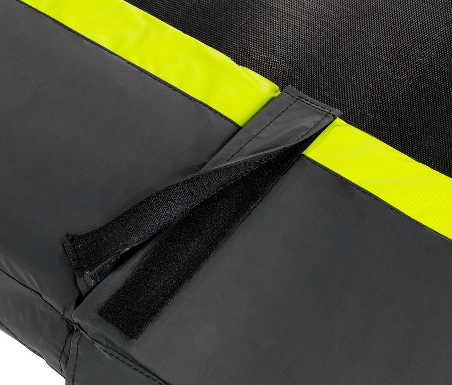 Detailansicht eines schwarzen EXIT Bodentrampolin »Silhouette sports« mit gelbem Streifen und Klettverschluss.