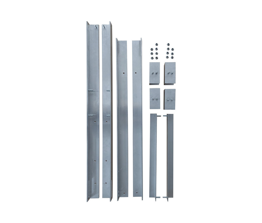 Silberne Metallhalterungen und Montagezubehör für Solarmodule auf weißem Hintergrund. Solar-Balkonkraftwerk 600 W »TX220«, mit Halterung.
