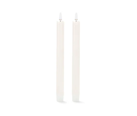 Zwei LED-Echtwachs-Stabkerzen.