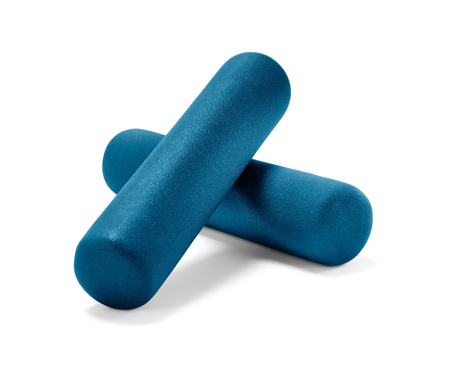 Zwei blaue Hanteln liegen gekreuzt auf einem weißen Hintergrund.