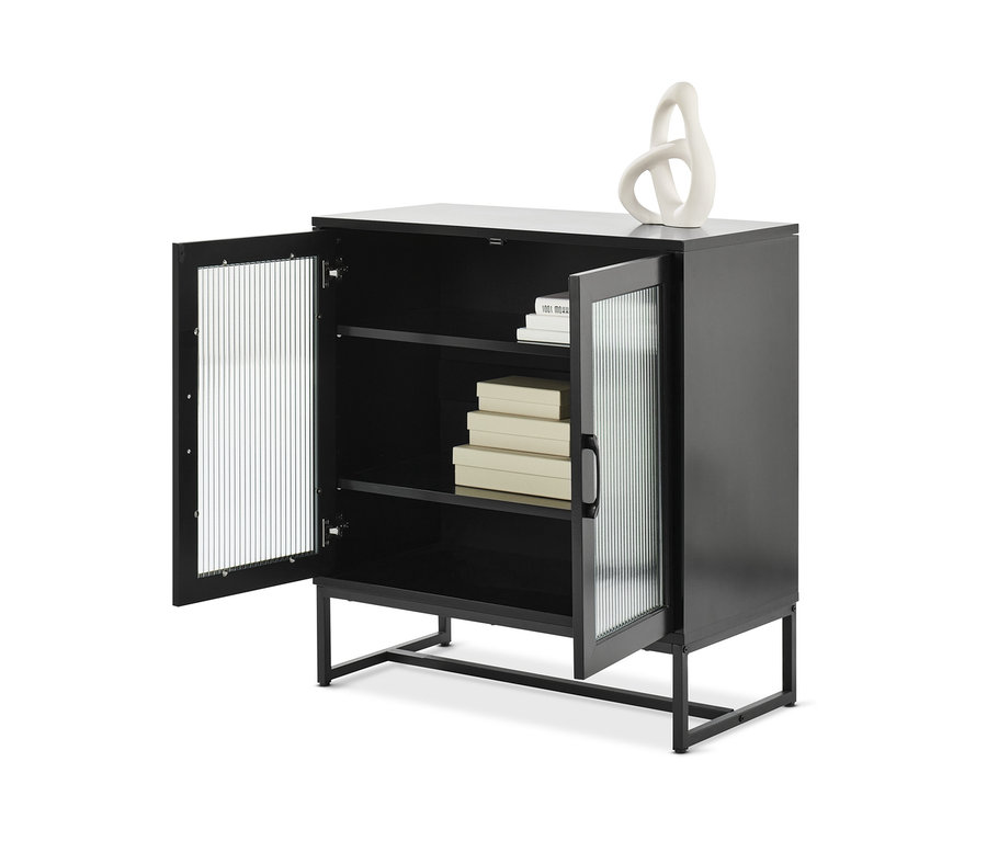 Schwarzes Sideboard mit Glastüren, eine Tür ist geöffnet. Auf der Oberseite befindet sich eine weiße Dekoration.
