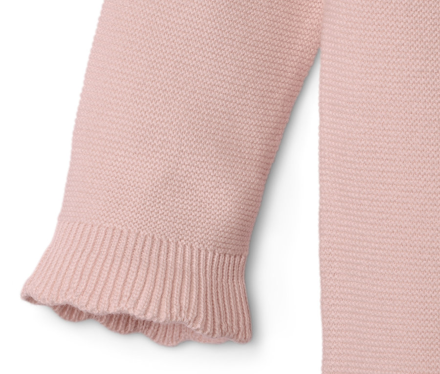 Detailansicht eines Baby-Strickoveralls.