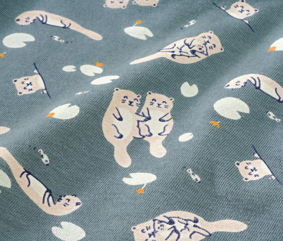 Detailansicht von 2 Kleinkind-Pyjamas mit Otter-Muster.