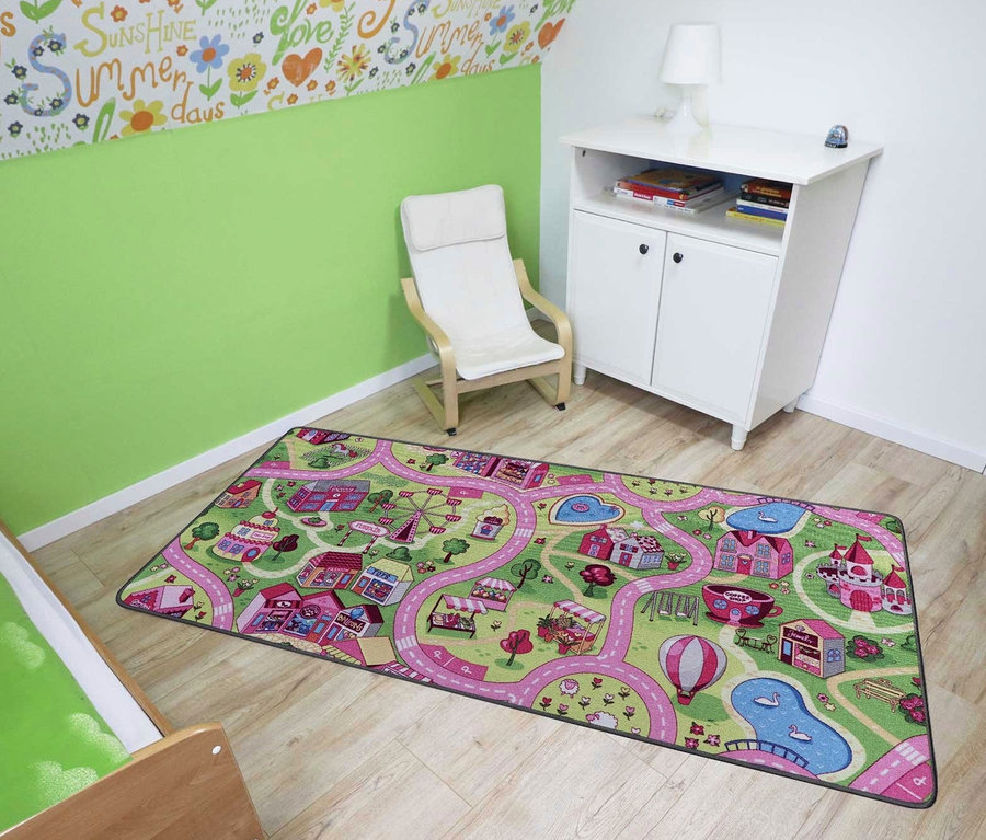 Kinderzimmer mit Spielteppich »Sweet City«, ca. 140 x 200, mit Stadtmotiv, neben Bett und weisser Kommode.