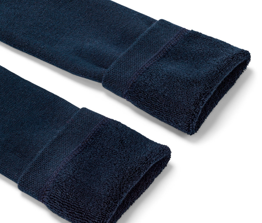 Detailansicht von zwei Enden blauer Kinder-Thermoleggings.