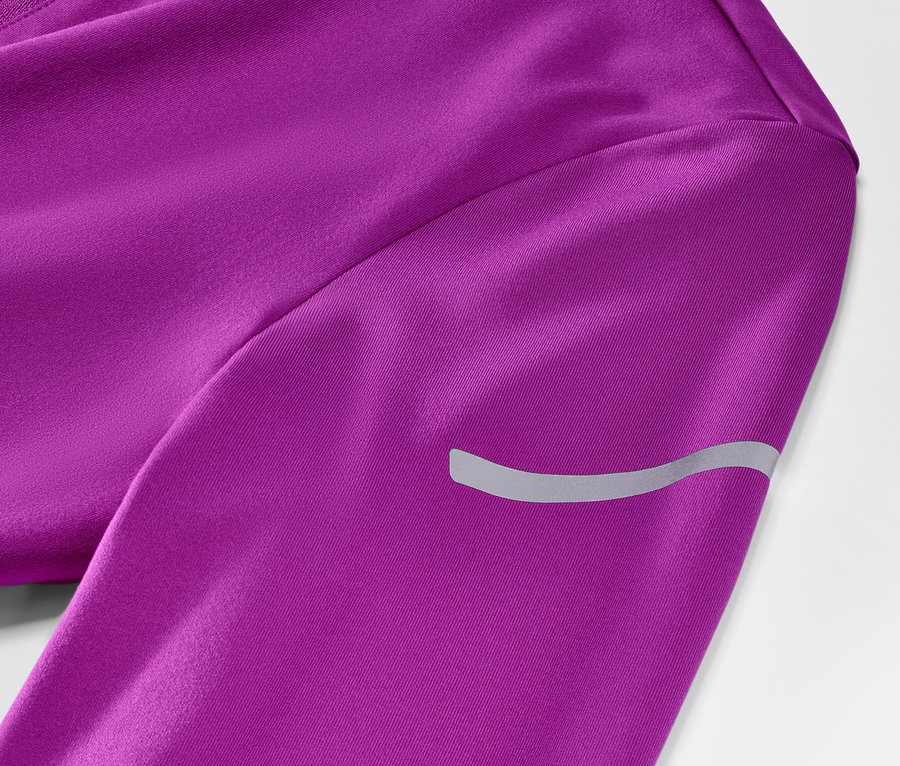 Detailaufnahme eines neonbeerenfarbenen Thermo-Funktionsshirts.