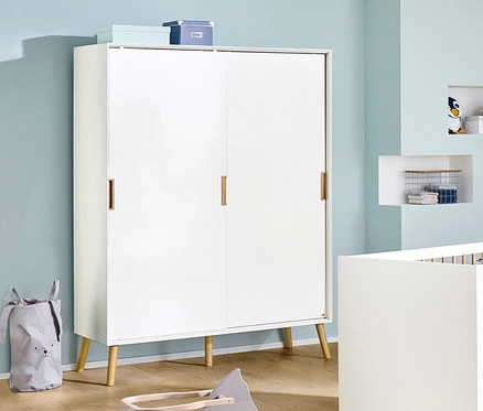 Kinderzimmer mit weißem Kinderbett und weißem Pinolino Schrank »Edge«.