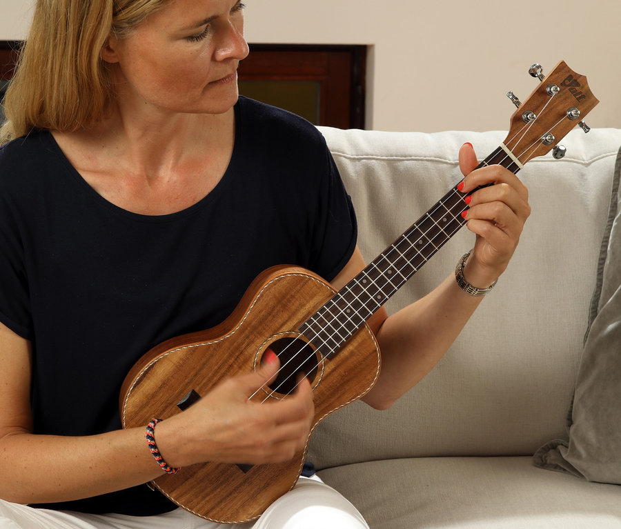 Frau spielt Voggenreiter VOLT Concerto-Ukulelen-Set »Milano« Ukulele.