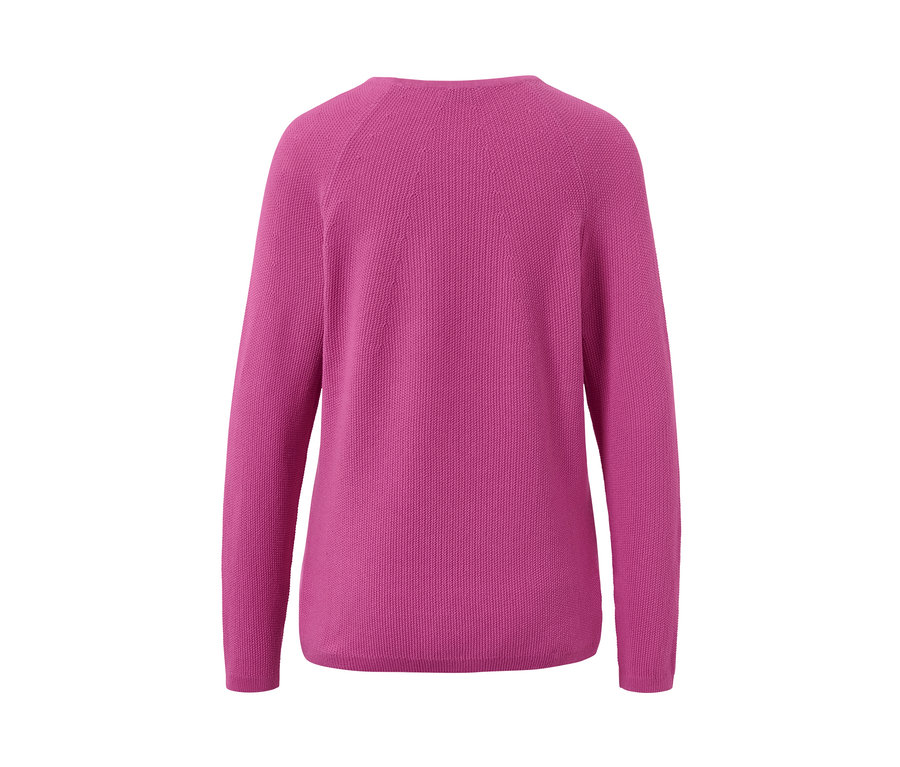 Detailansicht der Rückseite eines pinken Strickpullovers.