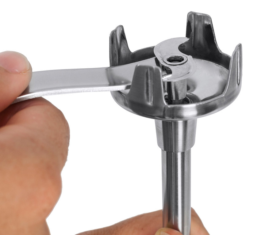 Eine Hand hält einen Aufsatz für den CASO Stabmixer »HB 2400 Pro XL«.
