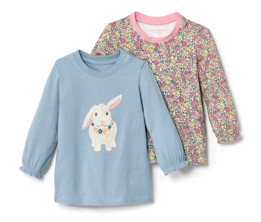 Zwei Kleinkind-Langarmshirts: ein hellblaues mit Hasen- und Blumenmotiv und ein geblümtes mit rosa Saum.