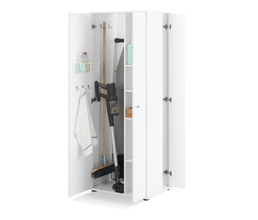 Ein Staubsauger, ein Mopp, ein Bügelbrett und Reinigungsmittel befinden sich in einem offenen Universalschrank mit seitlichem Stauraum.