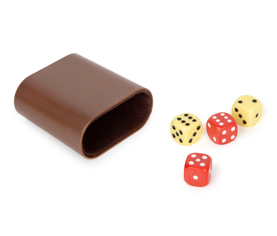 Offenes braunes Würfeletui neben drei Würfeln aus dem small foot Spielesammlung, 20 Klassiker.