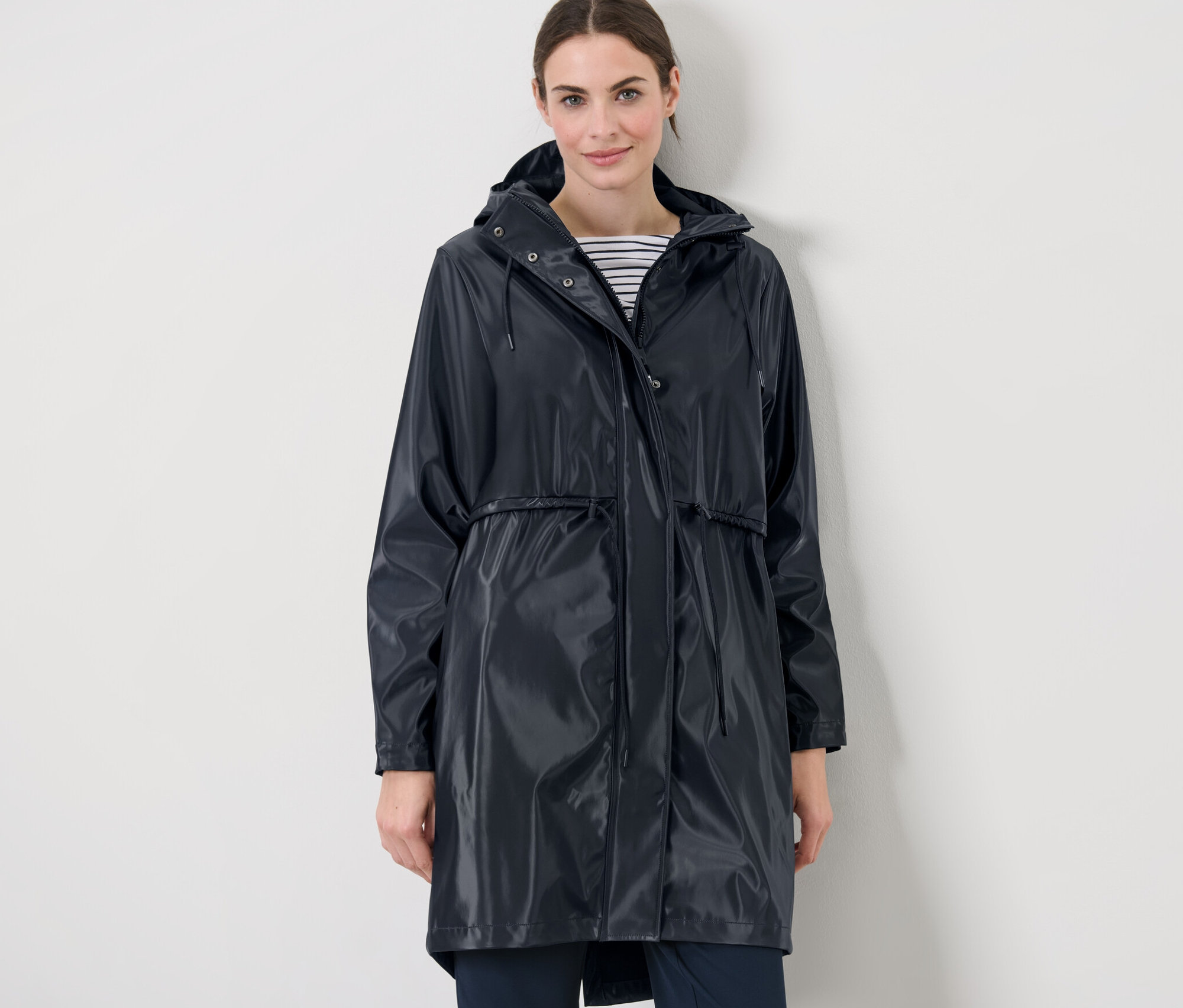 Frau trägt einen Regenmantel mit Glanz-Effekt.