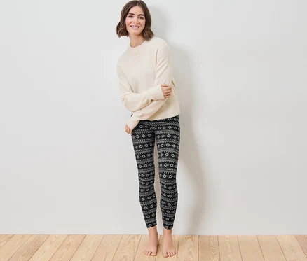 Frau steht und trägt Norweger-Leggings.