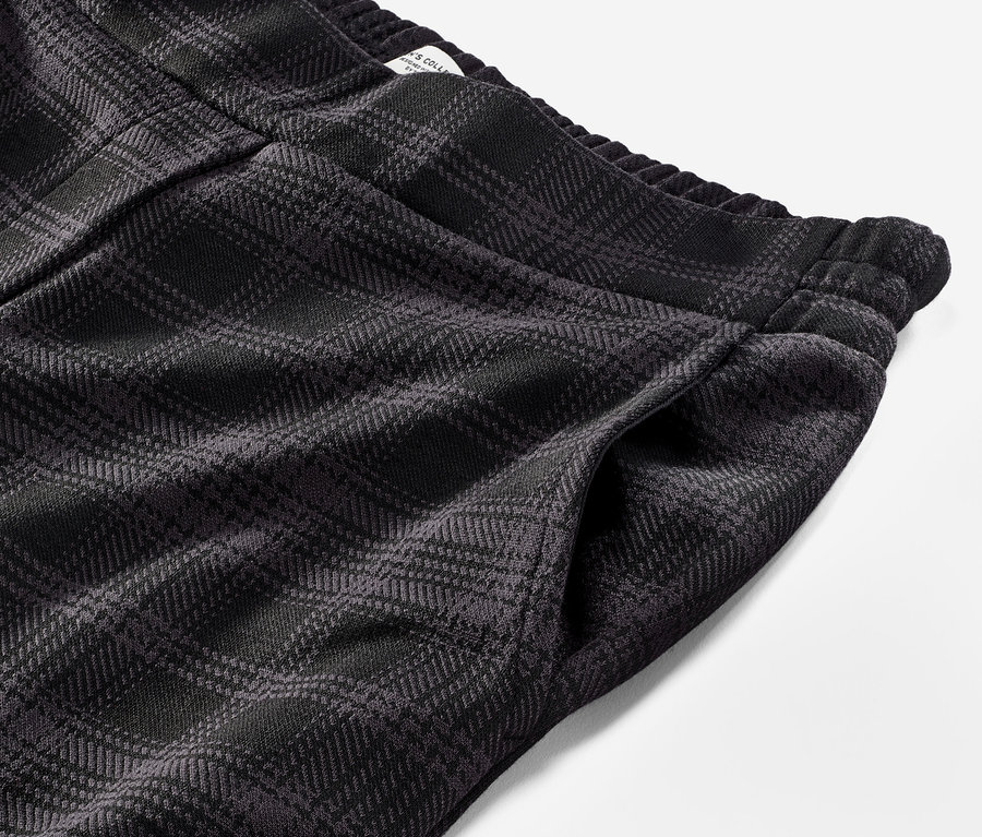 Detail einer karierten Joggpants.