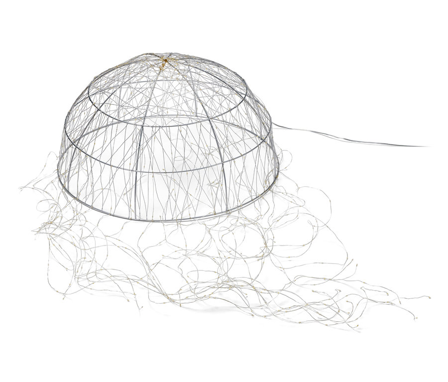 Eine große LED-Halbkugel mit Lichterbündel.