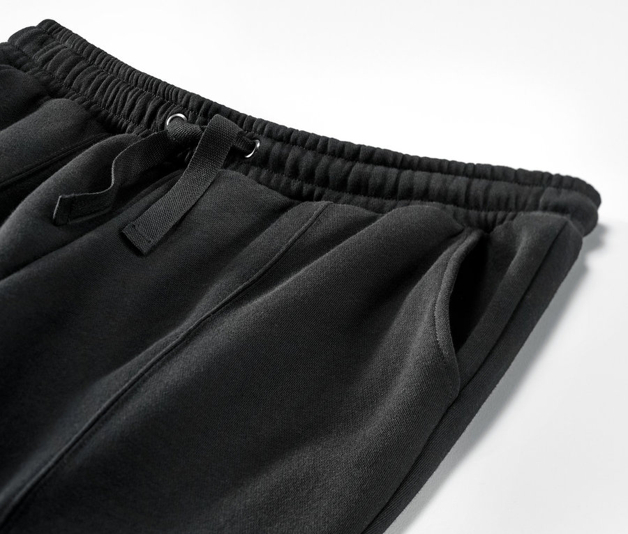 Detailaufnahme einer schwarzen Loungewear-Anzugshose.