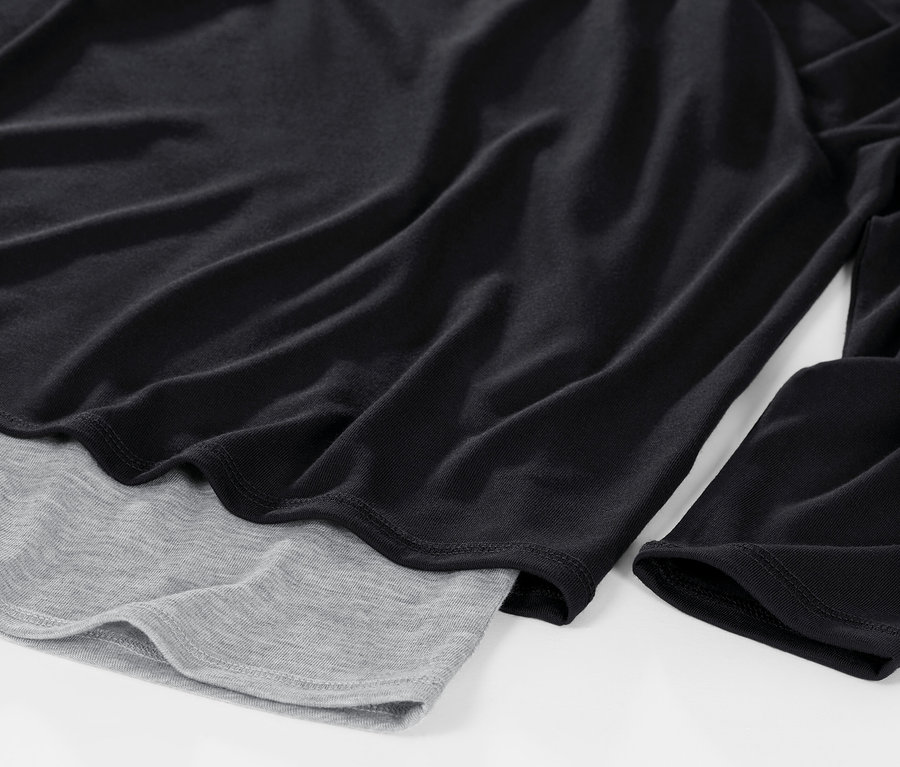 Detailansicht eines schwarzen 2-in-1-Sportshirts.