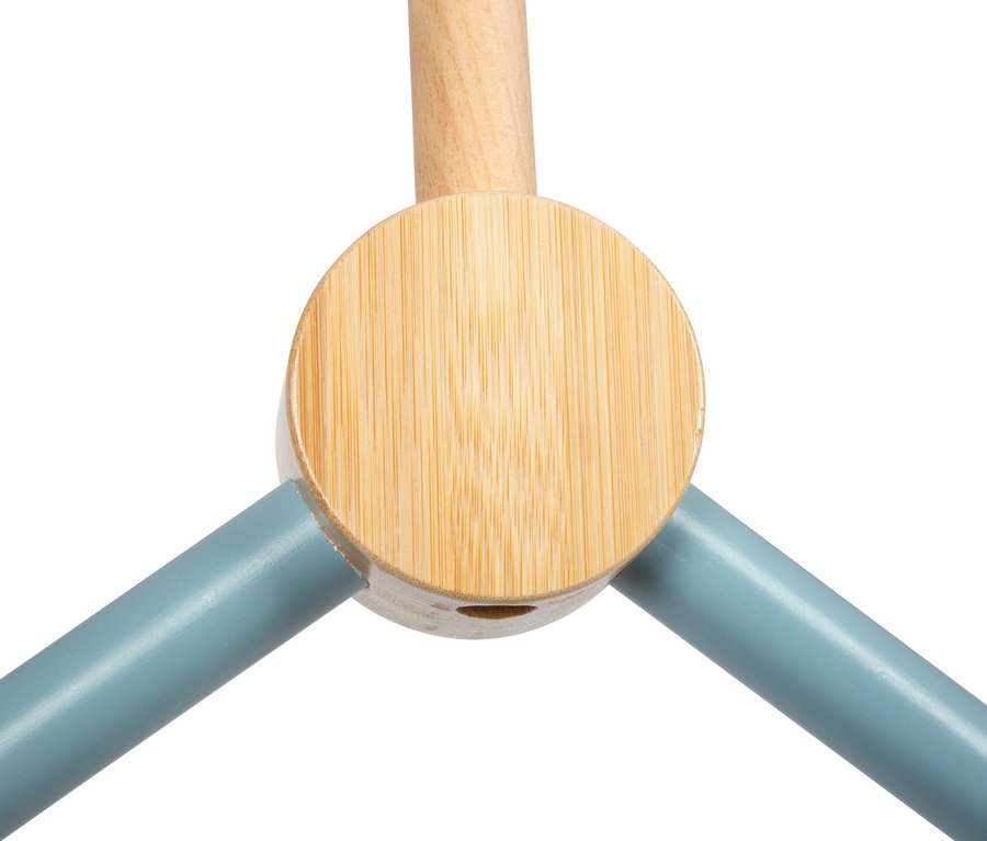 Detailaufnahme einer small foot Kletterkuppel »Adventure« aus Holz mit blauen Metallstangen.