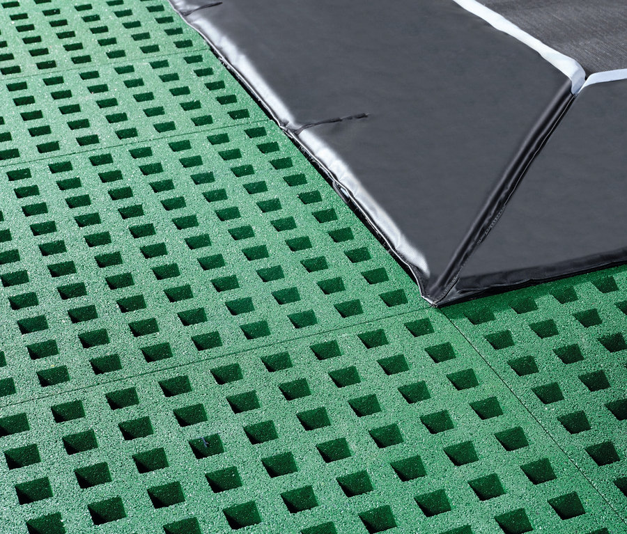 Detailaufnahme des grünen Gitterbodens und eines Teils der schwarzen Abdeckung des EXIT Dynamic Bodentrampolins.