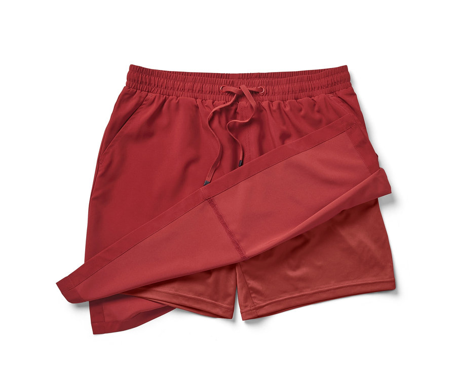 Rote Funktionsrockshorts auf weißem Hintergrund.
