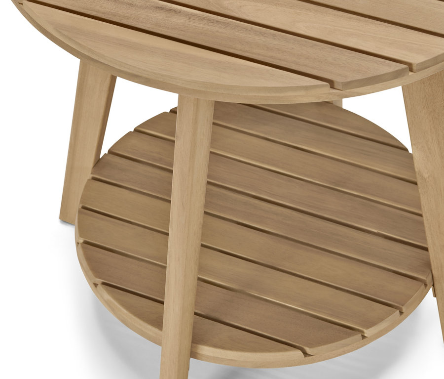 Detailansicht eines »Lenja« Beistelltischs mit 2 Ebenen in Teakoptik.