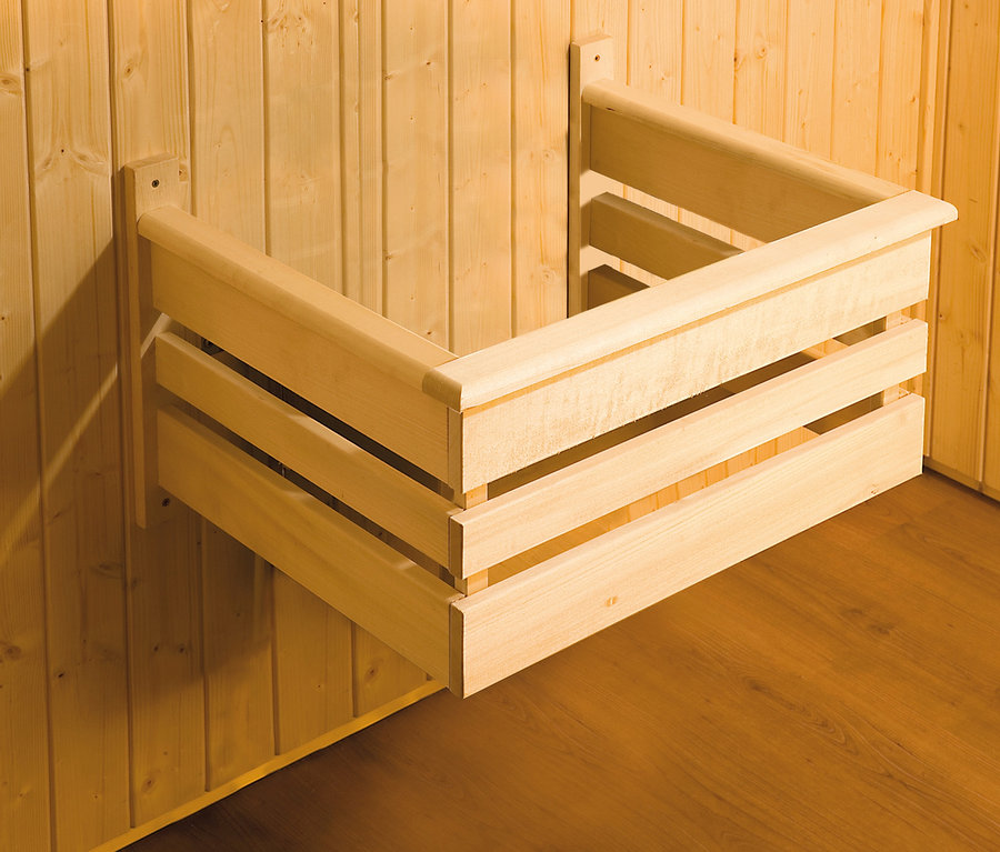 Holzregal an der Wand in einer weka Design-Sauna, Oulainen BioS.