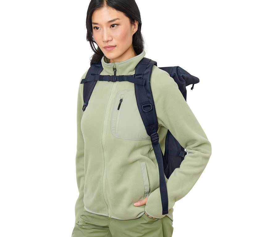 Frau mit Outdoor-Rucksack auf dem Rücken.