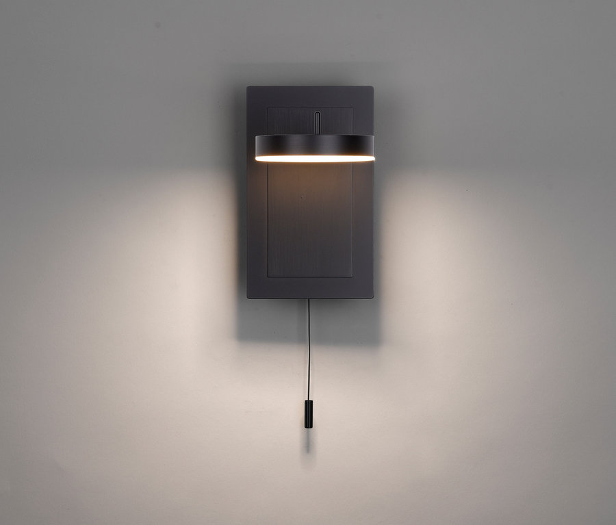 Eine schwarze Paul Neuhaus LED-Wandleuchte »Sileda« an der Wand.
