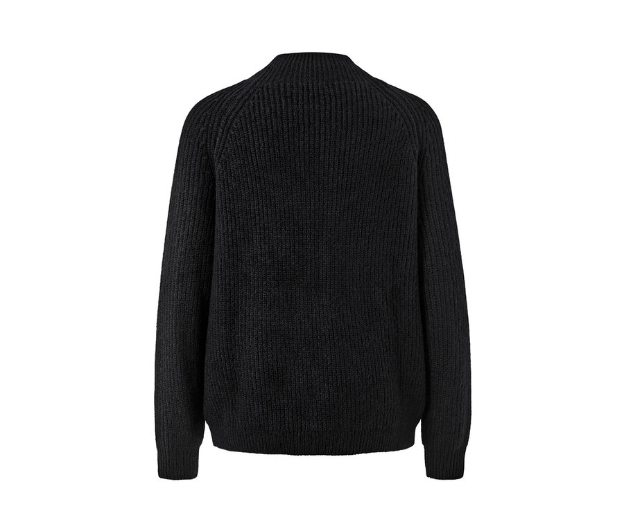 Detailansicht von hinten von einem schwarzen Grobstrickpullover mit Stehkragen.