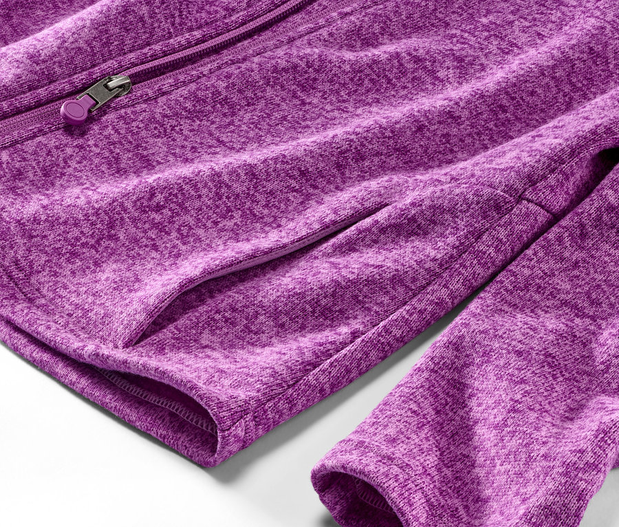 Detailansicht einer beerefarbenen Strickfleece-Jacke mit Tasche und Reißverschluss.