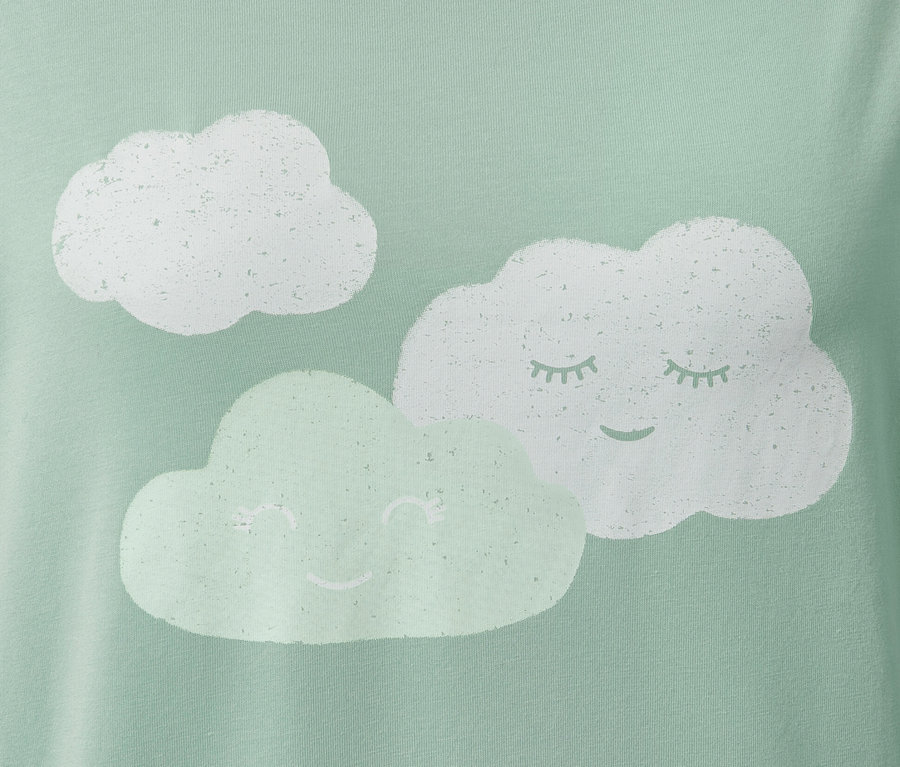 Detail eines grünen Nachthemds mit Wolken.