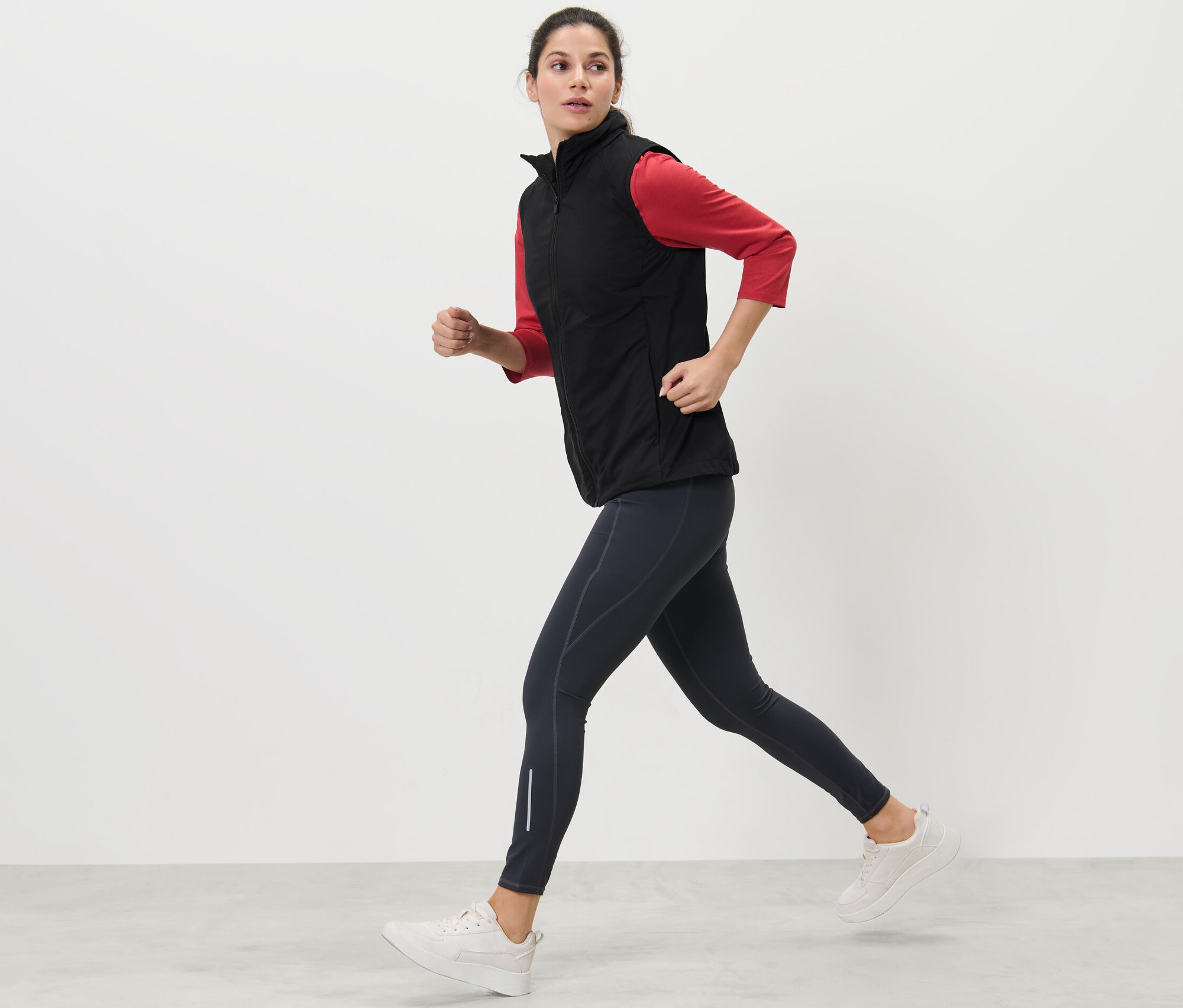 Frau läuft in Laufweste.