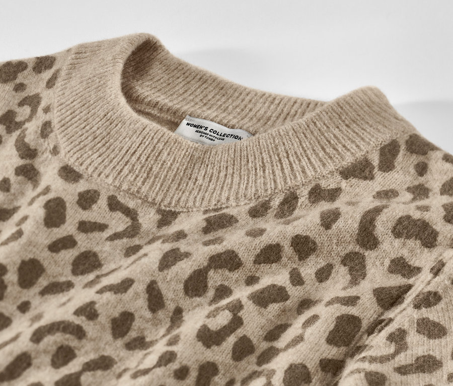 Detailansicht eines bedruckten Strickpullovers.