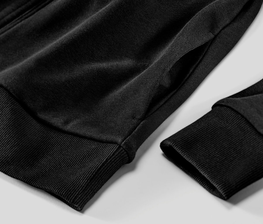 Detailaufnahme einer schwarzen Sweatjacke.