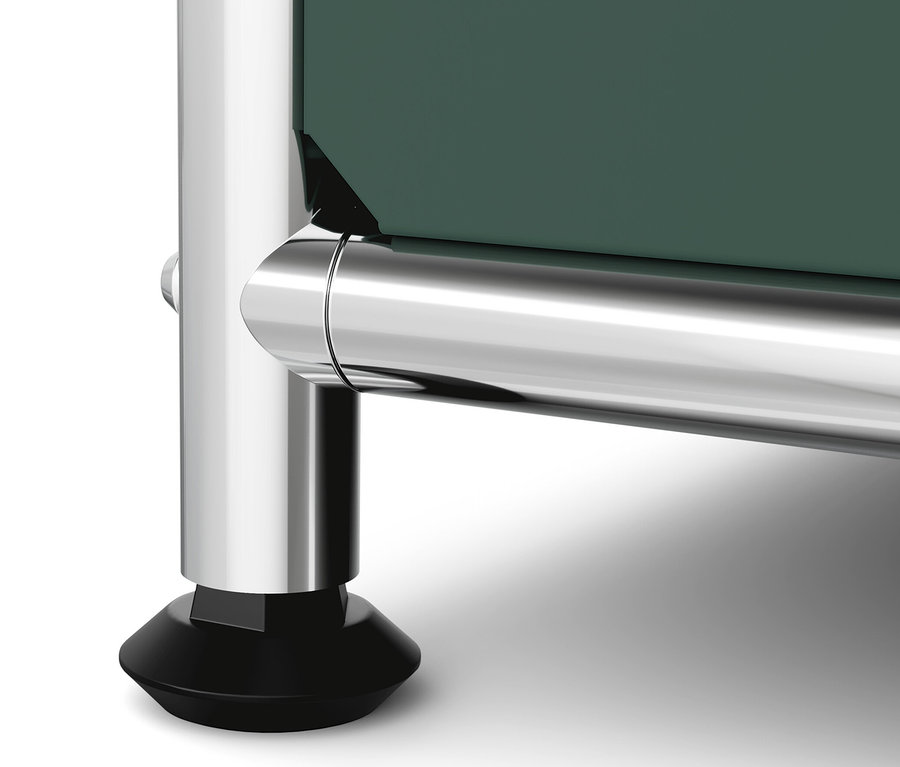 Detail einer Metallkommode »CN3« mit Klappenfächern, verchromtem Fuß und olivgrüner Füllung.