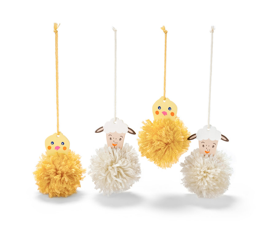 Vier Osterdekorationen: zwei Küken und zwei Schafe aus dem Oster-Pompon-Bastel-Set.