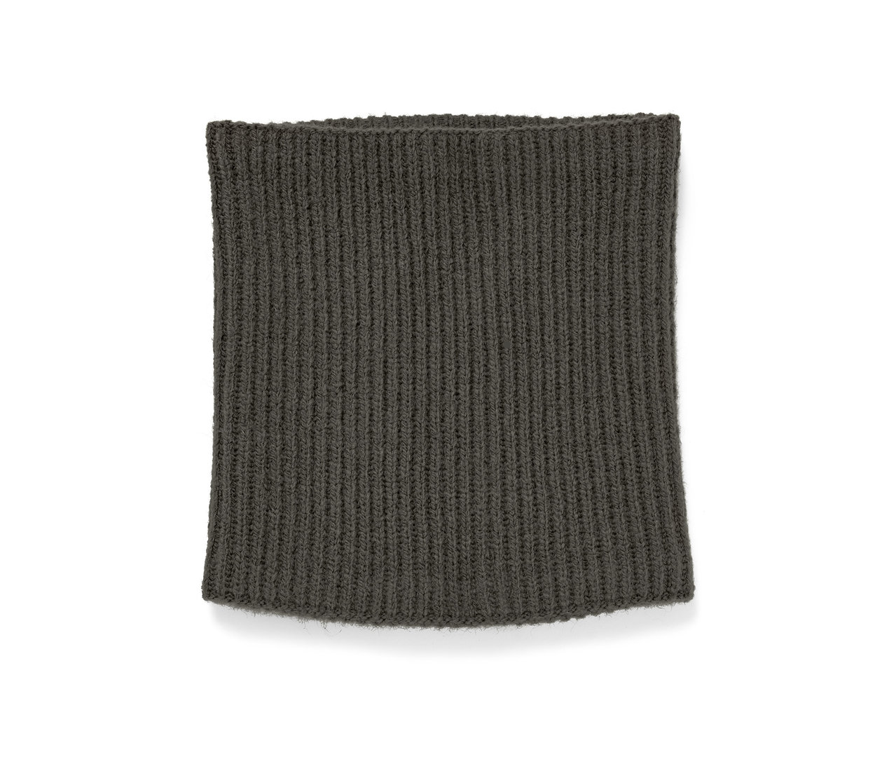 Grüner Strick-Schlauchschal.