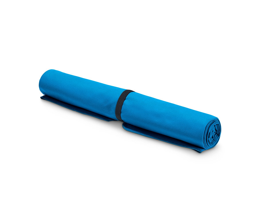 Ein blaues, zusammengerolltes Outdoor-Handtuch, ca. 70 x 140 cm, das mit einem schwarzen Gummiband fixiert ist.