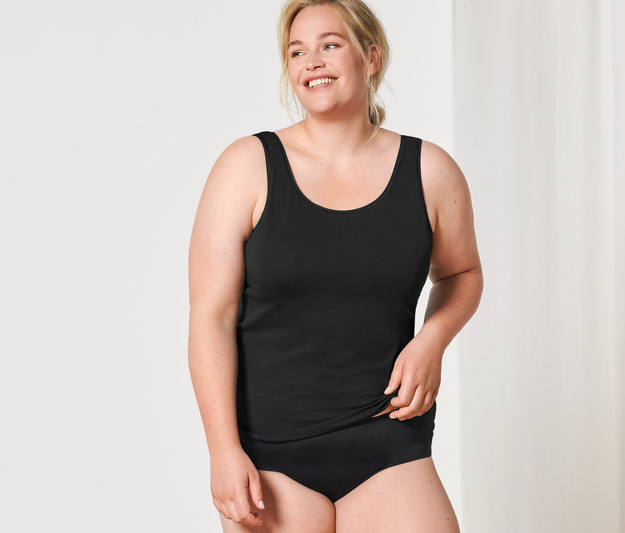 Frau trägt ein schwarzes Hemdchen. 2 Hemdchen