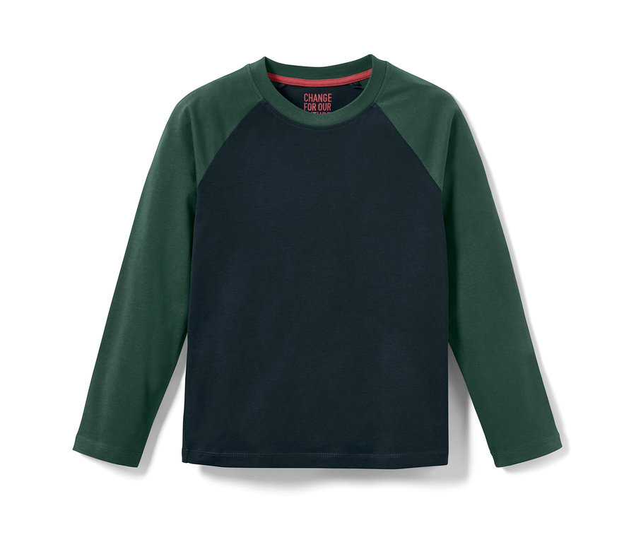 Ein blau-grünes 2 Kinder-Langarmshirt liegt auf einem weißen Untergrund.