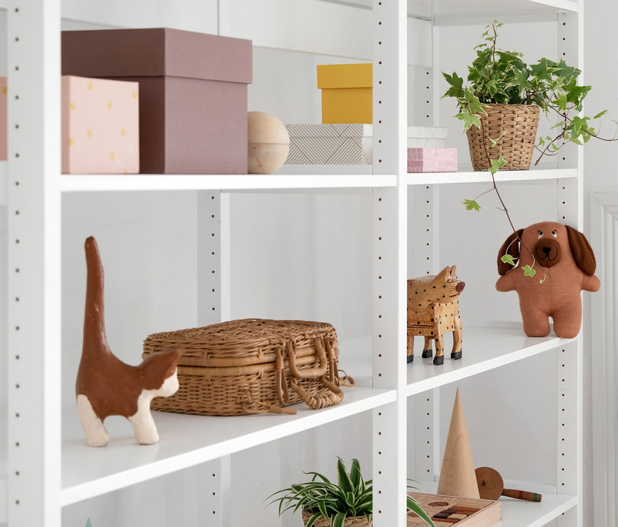 Weißes Regal mit Dekoartikeln und Aufbewahrungsboxen, inklusive Hoppekids Regalkombination »Storey«.