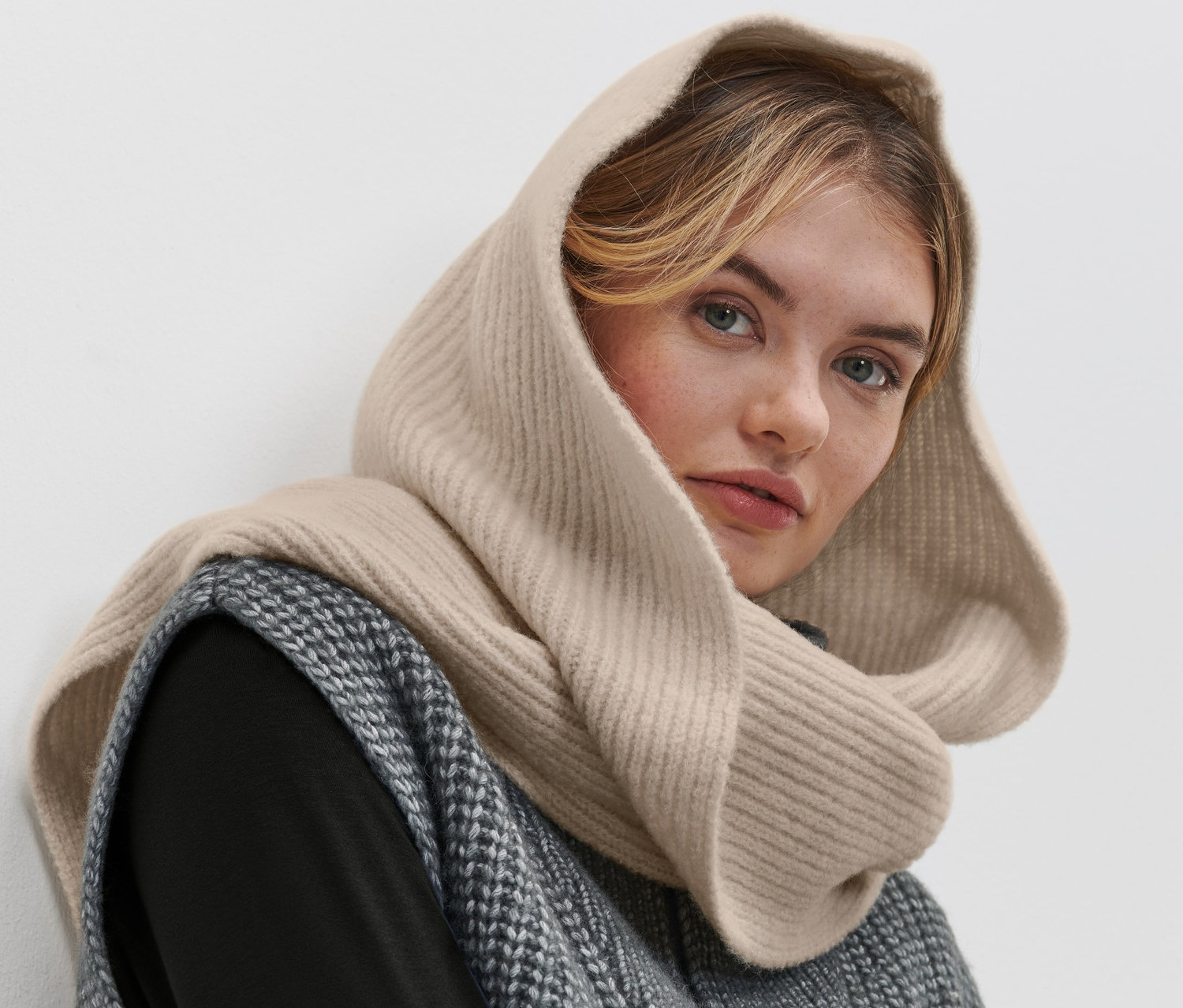 Frau trägt Kapuzenschal.