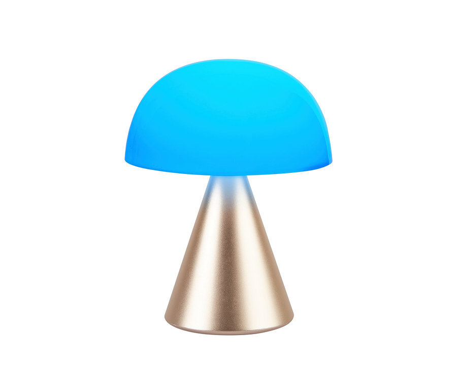 Blaue Lampe auf goldenem Sockel. Die LEXON LED-Akku-Tischleuchte »Mina L« ist goldfarben.