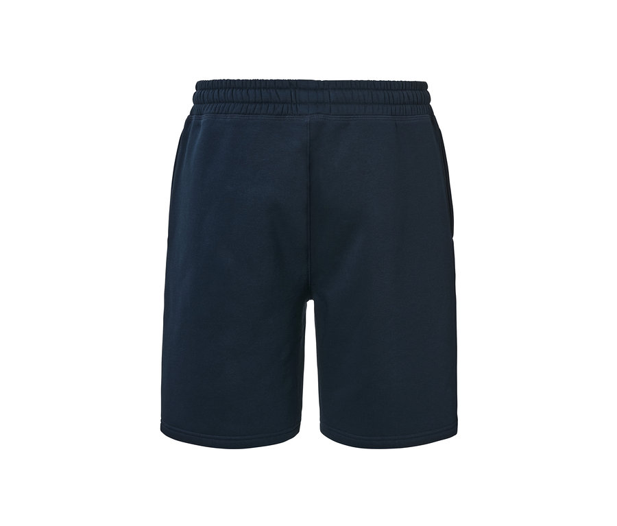 Dunkelblaue Sweatshorts.