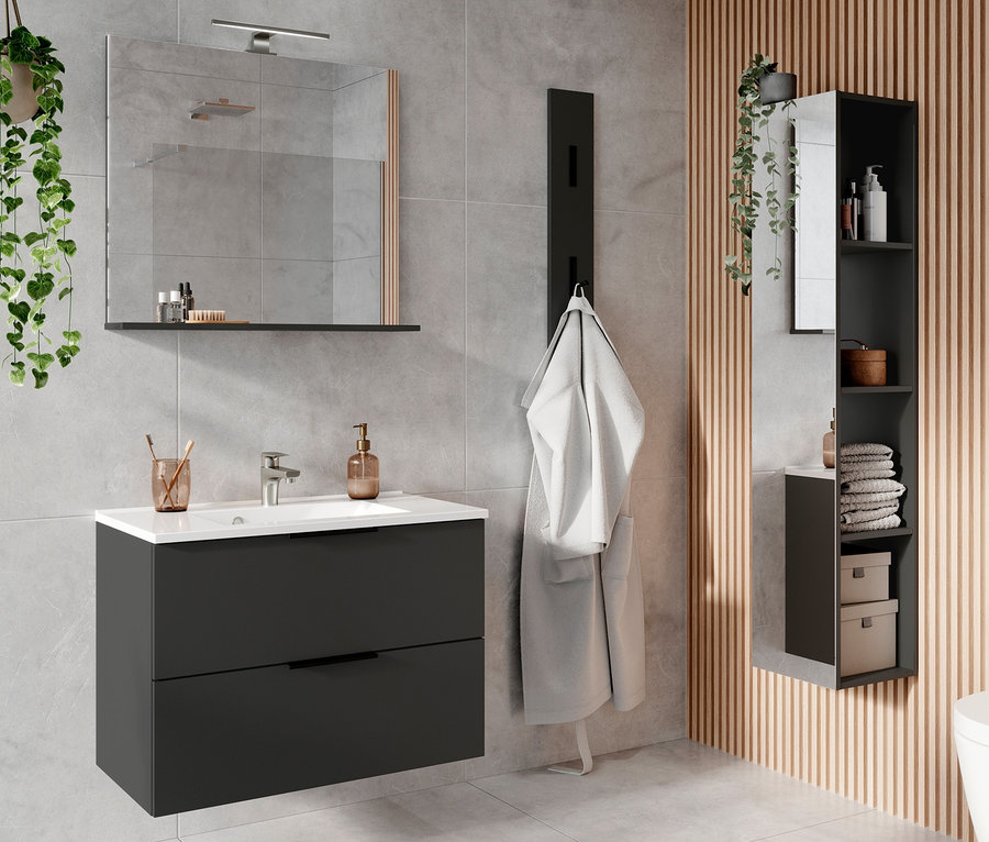 Badezimmer mit Waschbecken, Spiegel und Dalvik Regal.