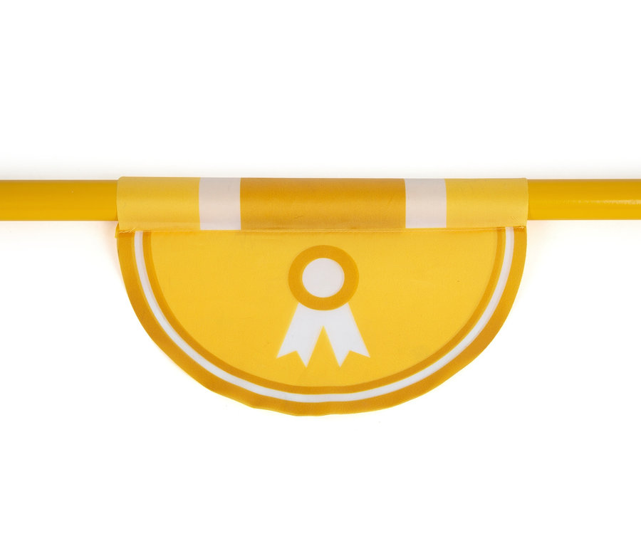 Detail eines gelben small foot Hindernisses mit weißem Rand und Schleifen-Symbol.