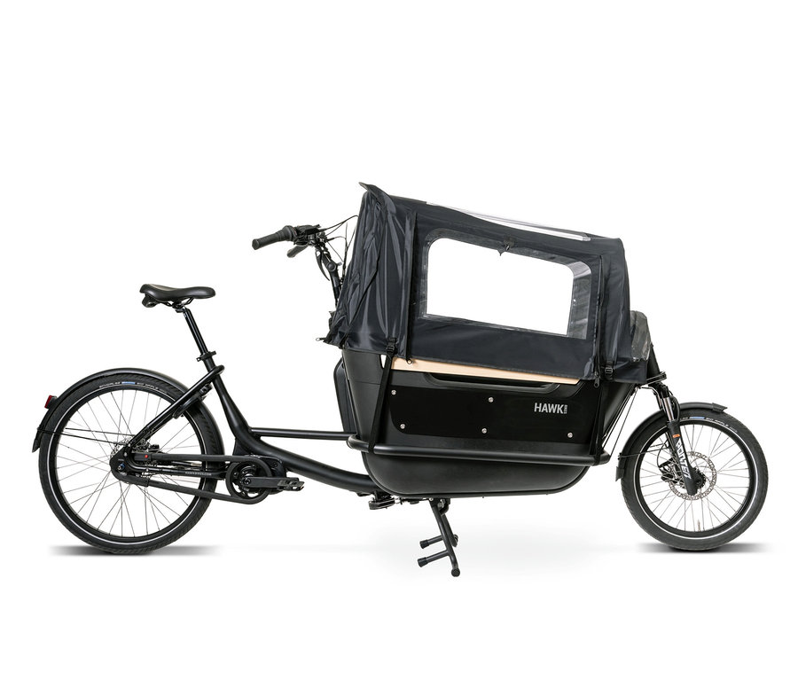 Schwarzes HAWK Bikes Lastenrad E-Cargo 2.2 Bafang mit Überdachung.